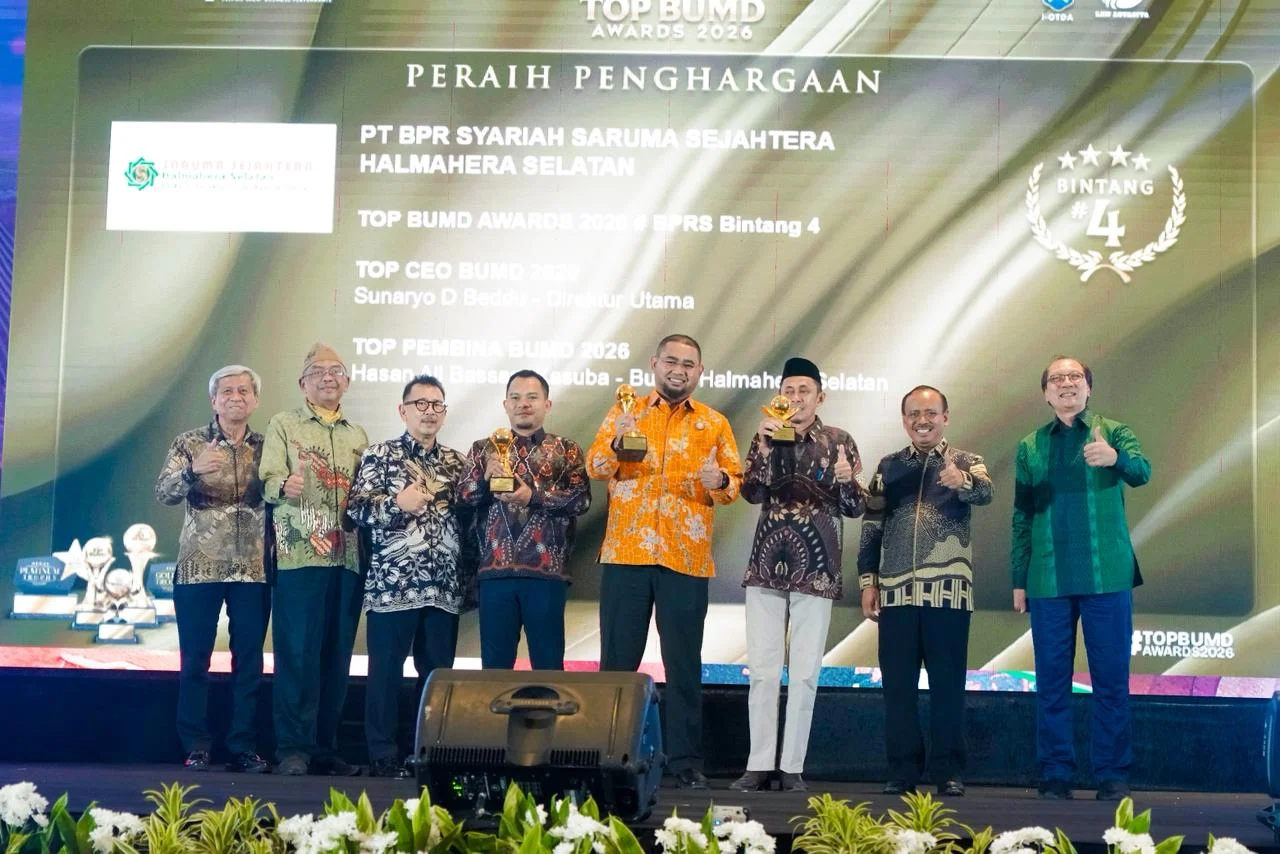 Foto : Para peraih penghargaan dari BPR Syariah Saruma Sejahtera.